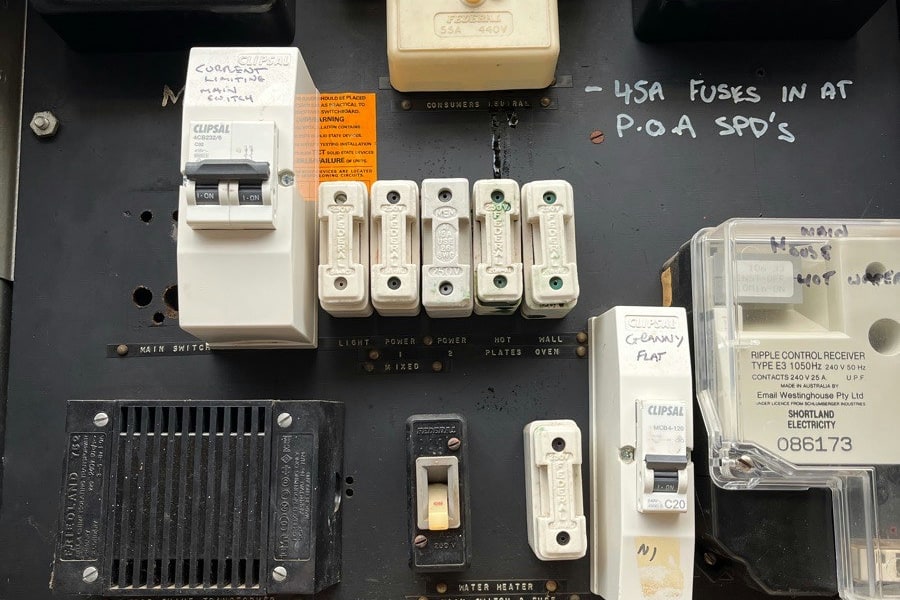 The hot plates circuit on a ceramic fuse in an old switchboard